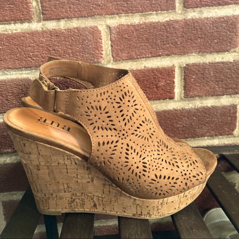 A.n.a wedge heels